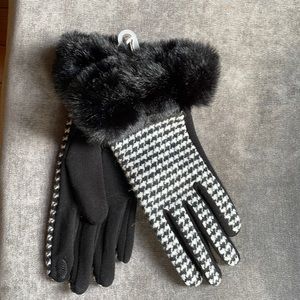 Black houndstooth fashion glove featuring faux fur trim. Tech friendly finger.